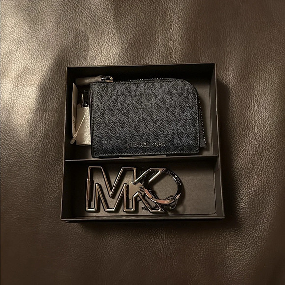 Michael Kors Accessories - WALLET & KEYCHAIN GIFT SET
